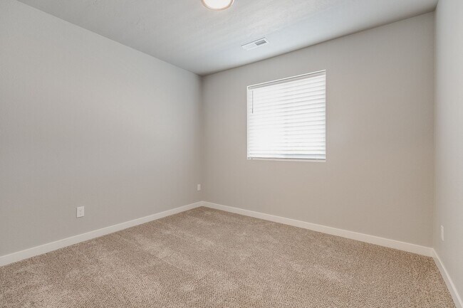 Building Photo - You can be HOME in this beautiful townhome!
