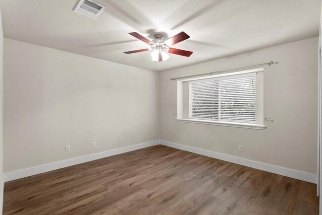 Building Photo - 410 Bandstand Ln