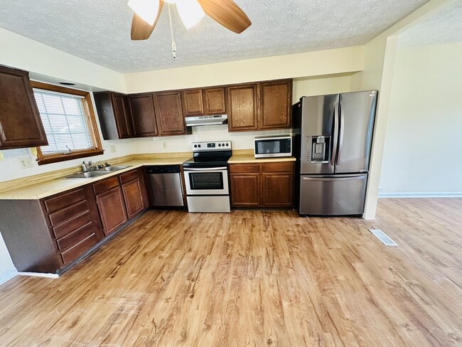 Building Photo - 3669 Sundart Dr