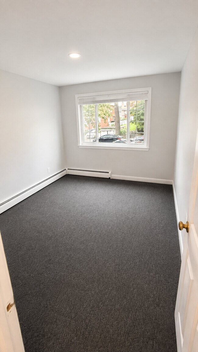 Building Photo - 158 Paulding Ave