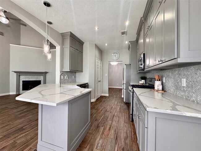 Building Photo - 10918 S Falls Terrace