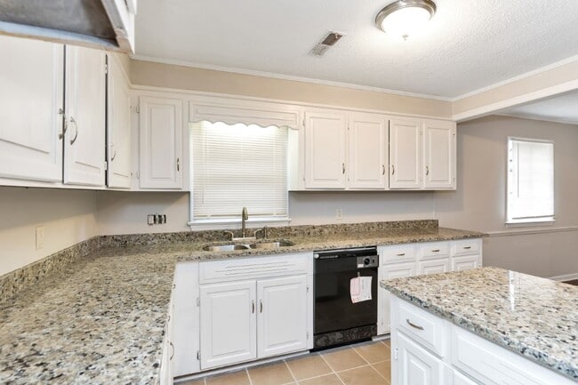 Building Photo - Hot Listing! Modern 3BR/2BA in Talladega –...