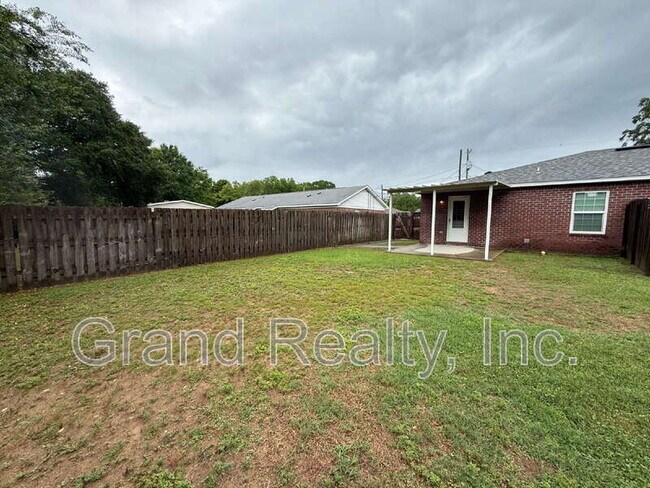 Building Photo - 1015 Peakview Dr