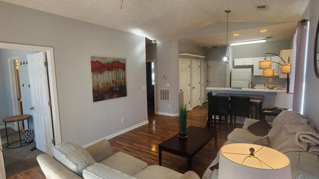 Building Photo - 476 River Oaks Dr