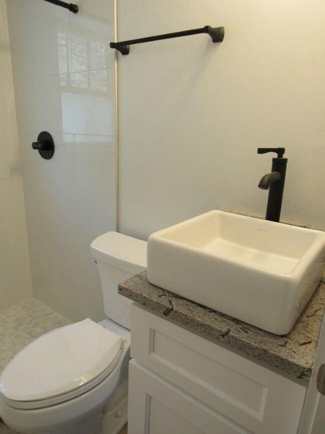 Building Photo - $1,800 - 2 Bed/2Bath Newly Renovated Unfur...