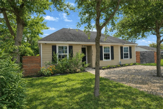 Building Photo - 2518 Staples St