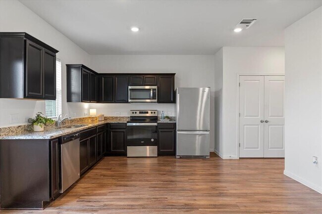 Building Photo - 336 Wonderful Life Way
