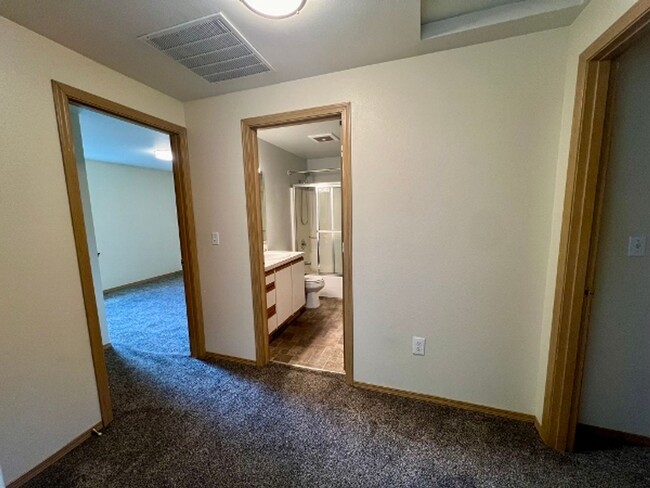 Building Photo - 3 BD Townhome