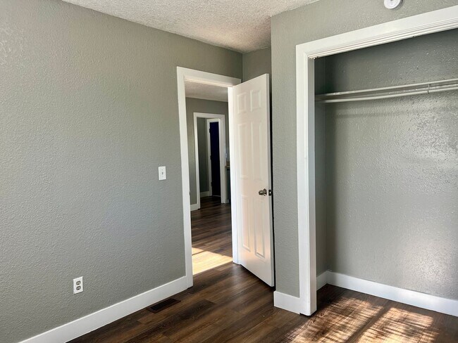 Building Photo - Backside Duplex in Park Hill Available!