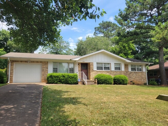 Building Photo - 3 Bedroom 2 Bathroom Home with One Car Attached Garage in Valley Park Homes Subdivision