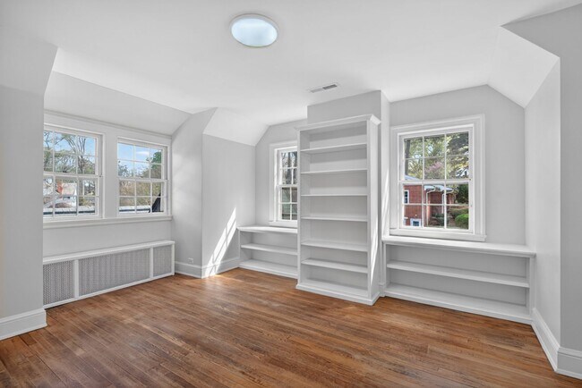 Building Photo - 1436 Acadia St