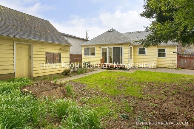 Building Photo - 3740 SE Tibbetts St