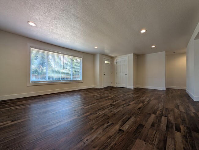 Building Photo - Beautiful 3 Bedroom, 2 Bath Home In The Ri...