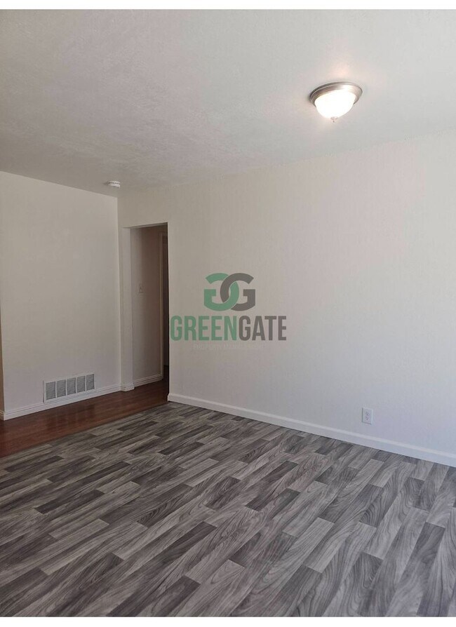 Building Photo - 3 BEDROOM 2 BATH HOME MOVE IN READY IN MOD...
