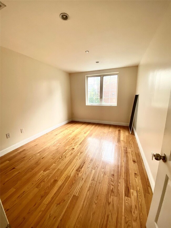 Building Photo - 329 Soundview Ln
