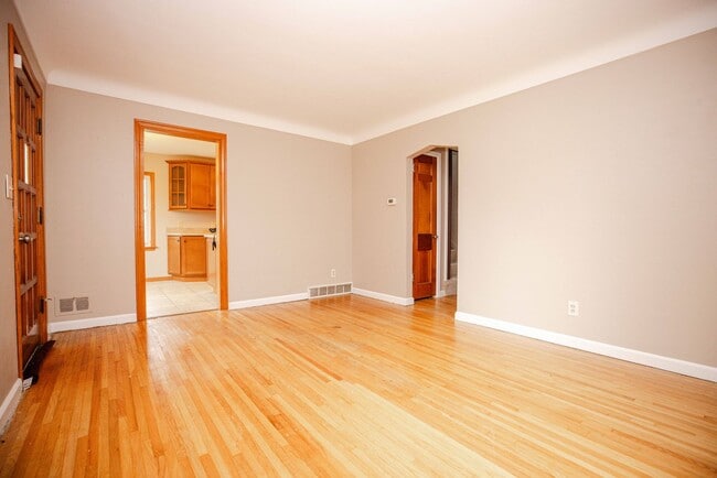 Building Photo - West Toledo 3 Bedroom