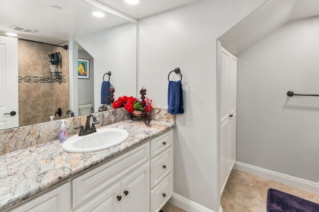 Building Photo - Your Furnished Coastal Escape Awaits!
