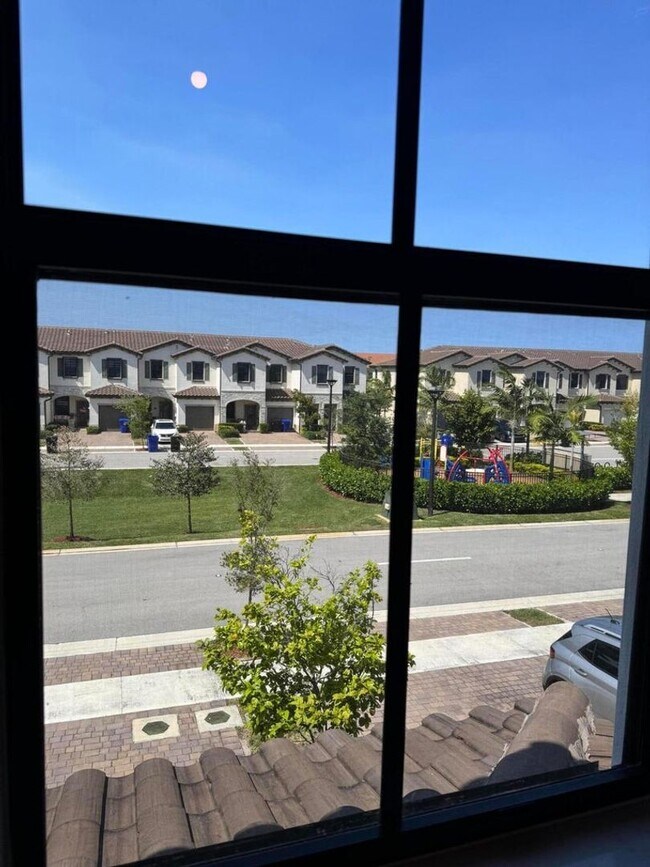 Building Photo - 5442 SW 14th Ct