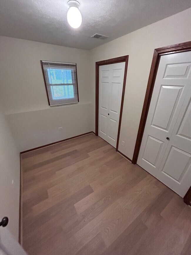 Building Photo - 963 Vos St