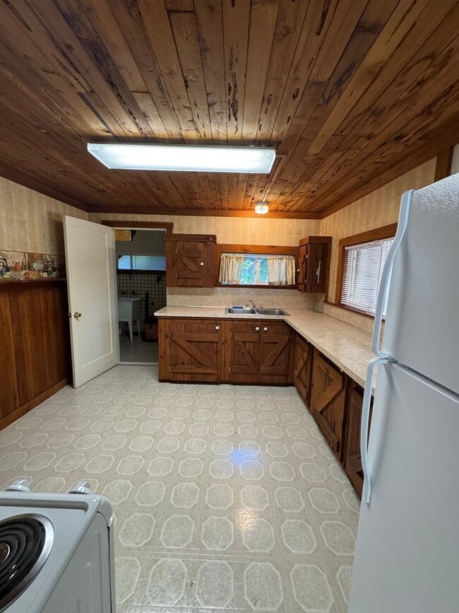 Building Photo - 3 Bedroom SE Roseburg home