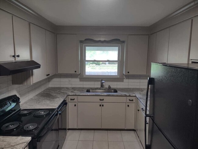 Building Photo - 2 miles from the University of Alabama (4 ...