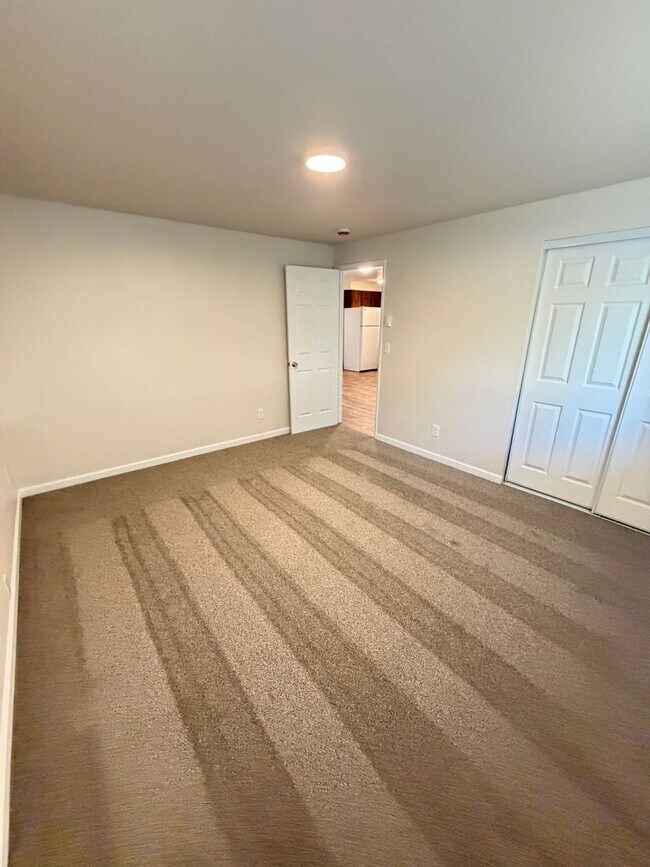 Building Photo - Charming 2 Bedroom Duplex With Fenced Yard In Quiet Neighborhood!