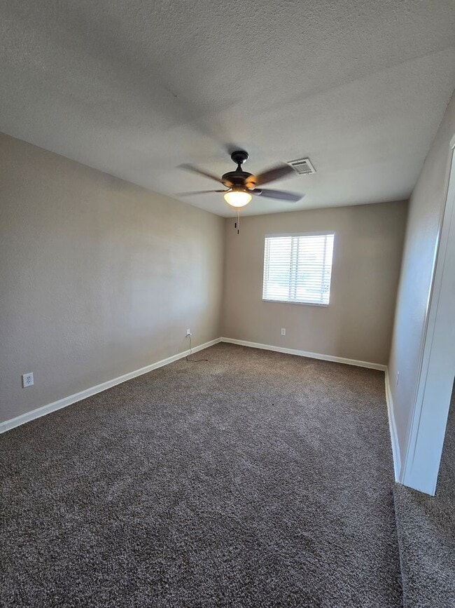 Building Photo - Single story 3 Bedroom house ready for mov...