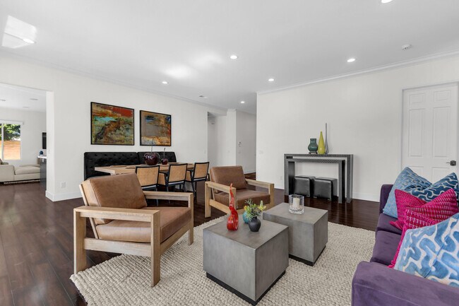 Building Photo - 35 Calle La Reina