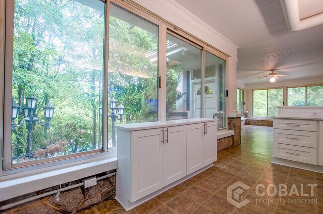 Building Photo - 867 Rosedale Rd NE