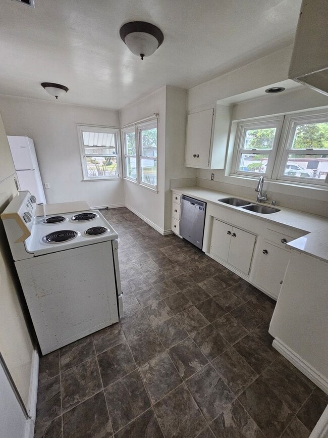 Building Photo - Flight Ave