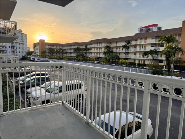 Building Photo - 1913 S Ocean Dr