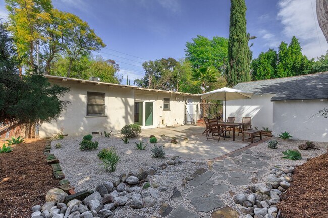 Building Photo - Cozy 3-bedroom Home Nestled in Encino!