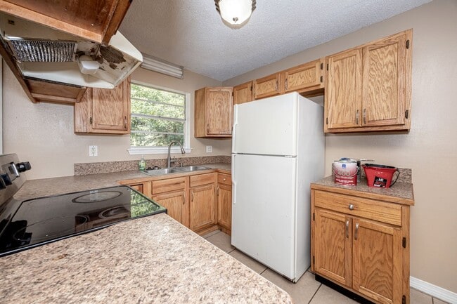 Building Photo - 3 Bedroom 1.5 Bath Home in Gautier!