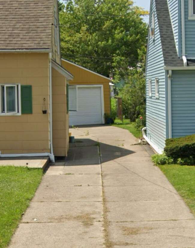 Driveway with plenty of parking space leading to garage for storage and parking - 794 Sweet Home Rd