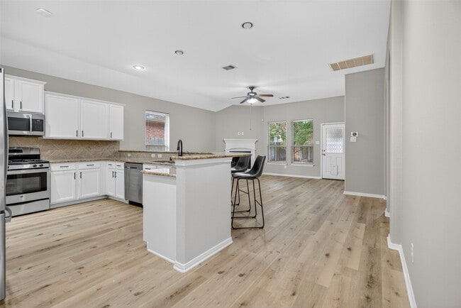 Building Photo - 2450 Garden Shadow Dr