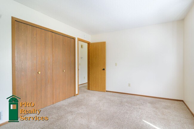 Building Photo - 2 Bedroom Townhome in Oakdale