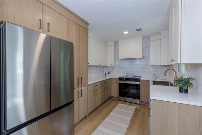 Building Photo - 3026 Brook Dr