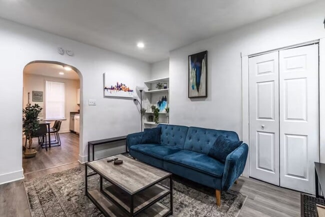 Building Photo - Renovated 3BR in South Side Flats | 100 Walk Score | In-Unit Laundry