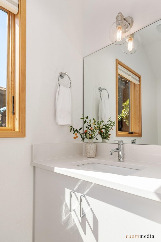 Building Photo - 2038 NE Morgan St