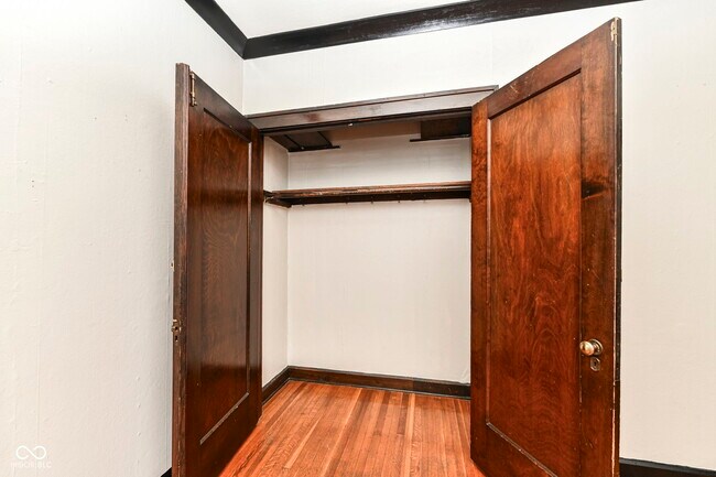 Building Photo - 590 Woodruff Pl W Dr