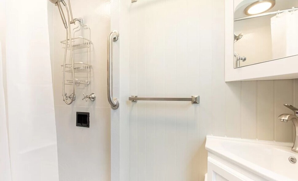 Building Photo - 6613 N Amherst St