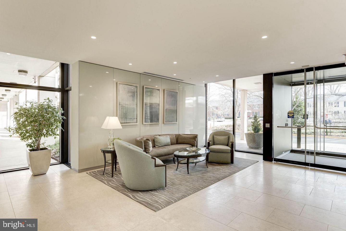 Hyde Park Lobby - 4141 N Henderson Rd