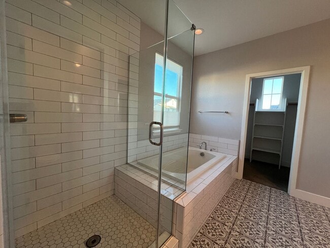 Building Photo - Beautiful Blackpines Community Three Bedroom