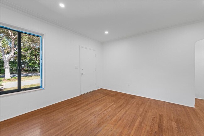 Building Photo - 1044 NE 97th St