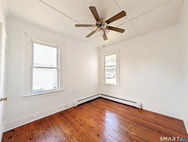 Building Photo - 102 Elm St