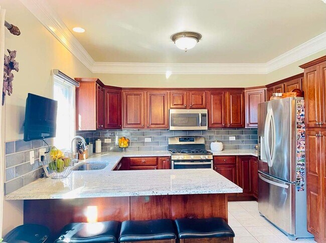 Building Photo - Downtown Elmhurst Gem – 3-Bed Townhome with Balcony, Courtyard & Garage