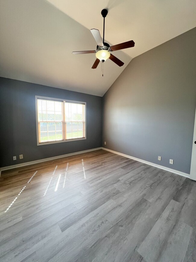 Building Photo - Gorgeous Single-Family--Fenced Backyard and Bonus Room!