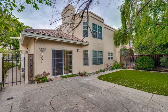 Building Photo - Lovely and spacious 3BR 2.5BA townhouse in...