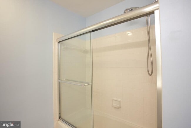 Building Photo - 913 Hillside Lake Terrace