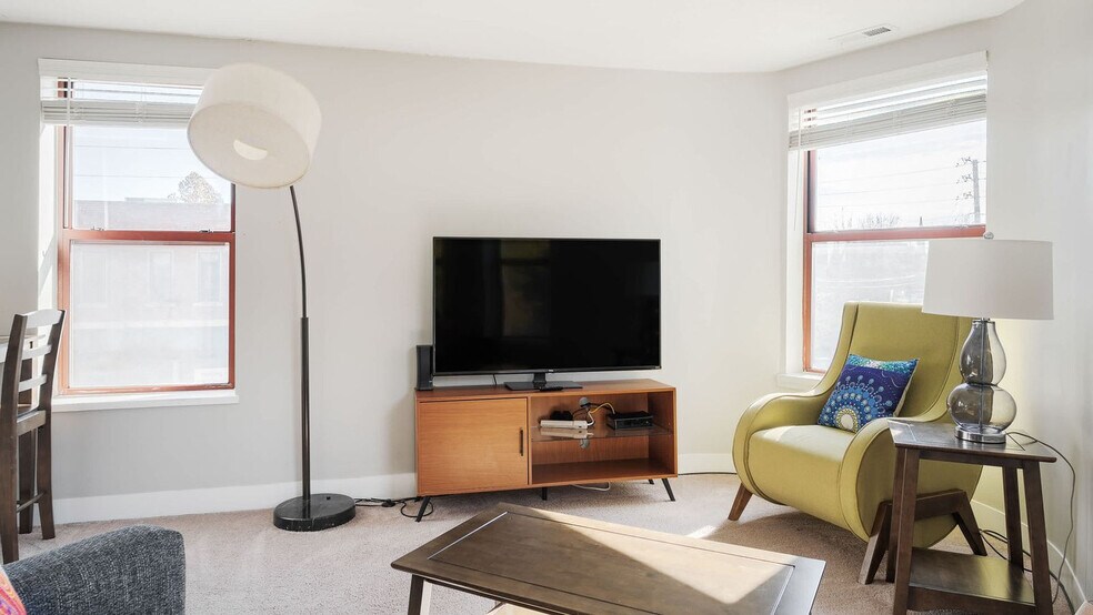 Building Photo - 615 N East St